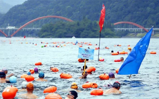 珀莱雅适合多大年龄用_珀莱雅适合什么年龄用_游泳冠军用珀莱雅