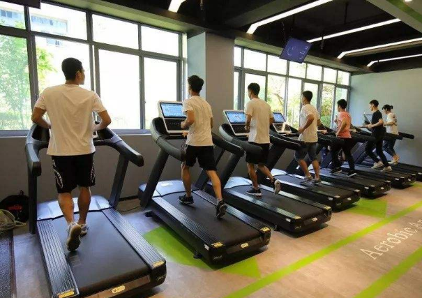 去健身房锻炼身体有什么好处_去健身房做什么运动好_去运动去健身房好吗